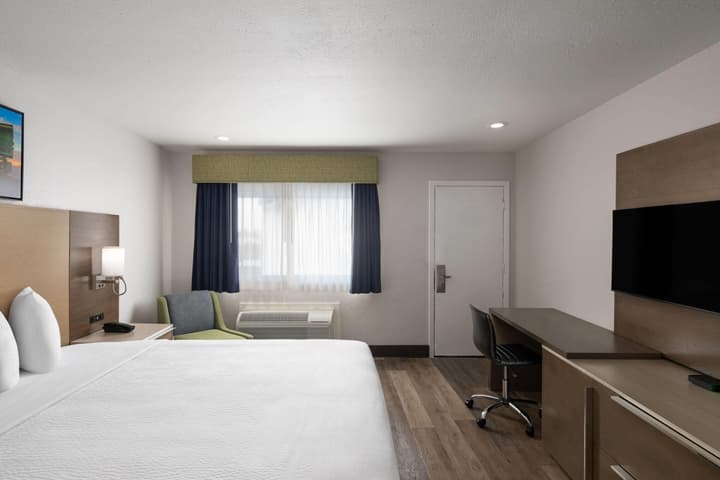 Days Inn by Wyndham Monterey Downtown