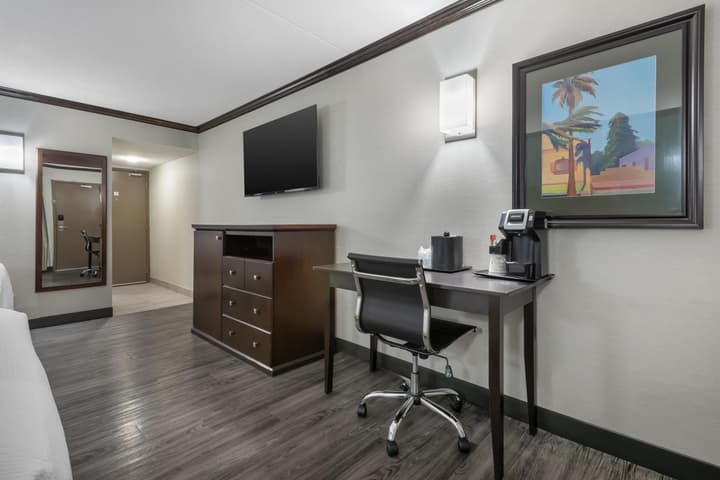 Best Western Plus Port O'Call Hotel