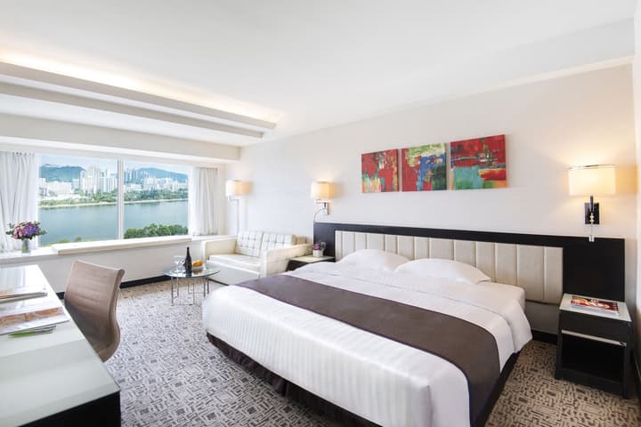 Regal Riverside Hotel