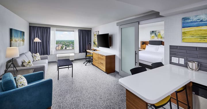 DoubleTree by Hilton Windsor Hotel & Suites
