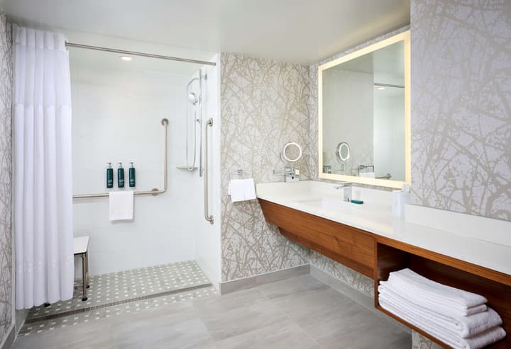 DoubleTree by Hilton Windsor Hotel & Suites