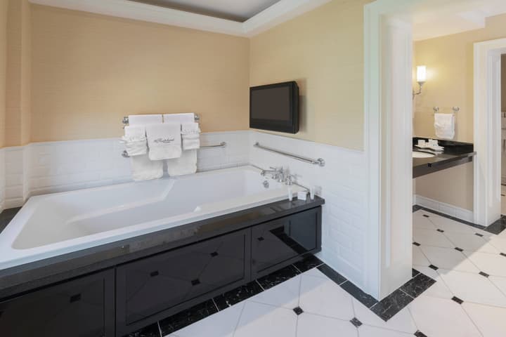The Raphael Hotel, Autograph Collection