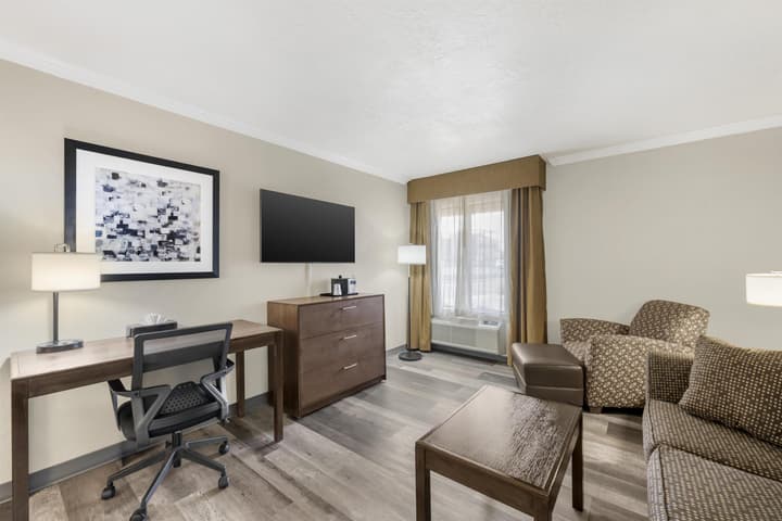 Best Western Airport Albuquerque InnSuites Hotel & Suites