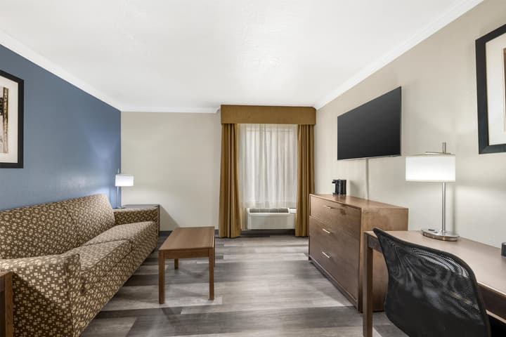 Best Western Airport Albuquerque InnSuites Hotel & Suites