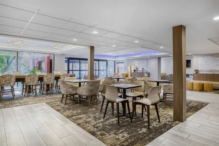 SureStay Plus Hotel by Best Western Chicago Lombard