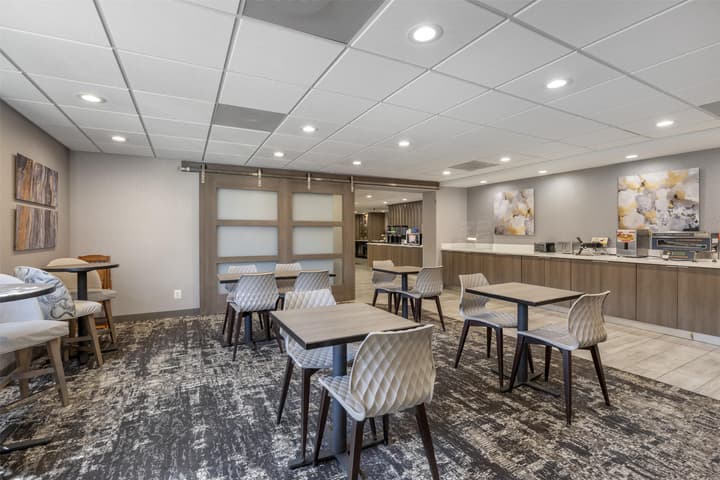 SureStay Plus Hotel by Best Western Chicago Lombard