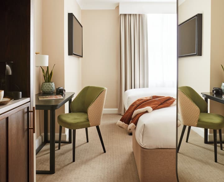 The Clermont London, Victoria