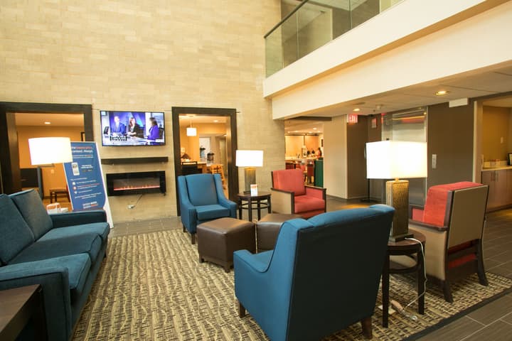 Comfort Suites Oakbrook Terrace near Oakbrook Center
