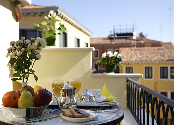 Carlton Capri Hotel