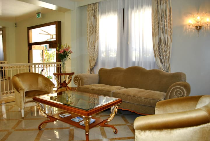 Carlton Capri Hotel