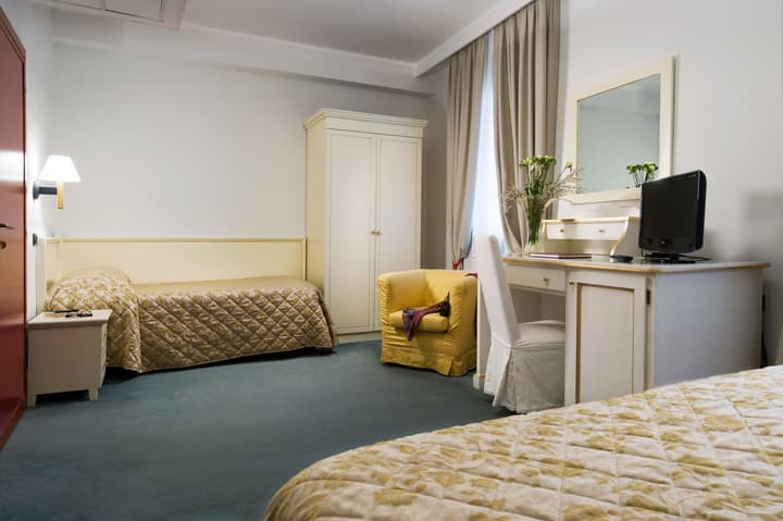 Carlton Capri Hotel