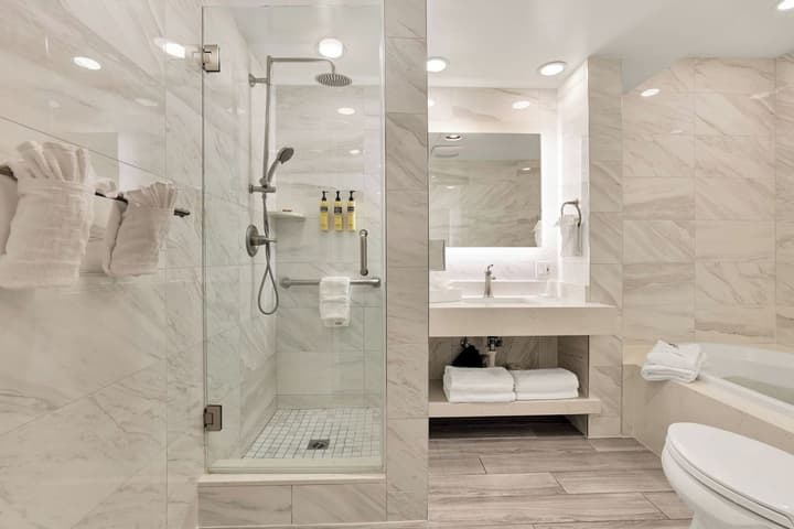 Best Western Plus Sunset Plaza Hotel