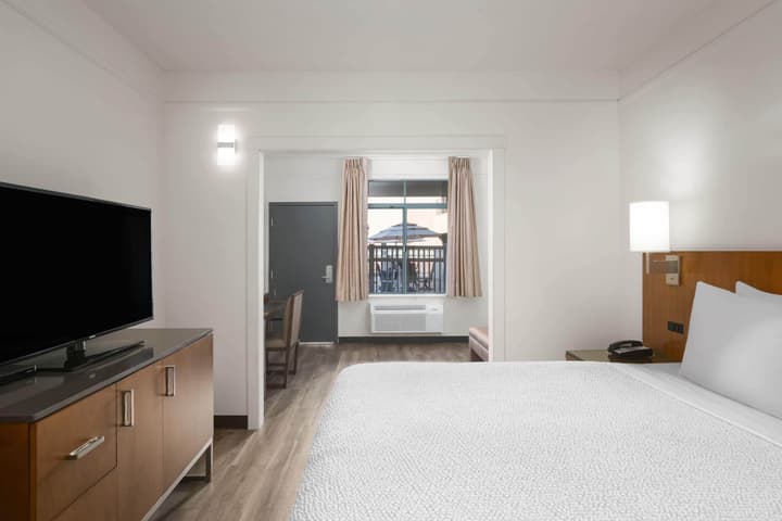 Ramada Suites by Wyndham San Diego/Hotel Circle Area