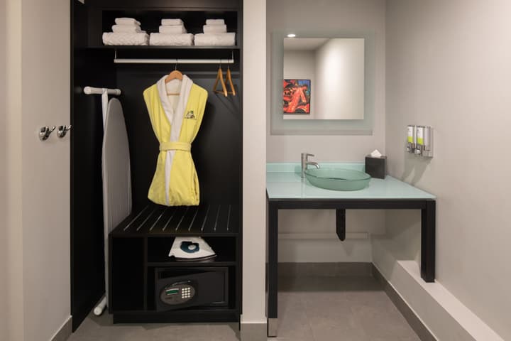 Staypineapple, Hotel FIVE, Downtown Seattle