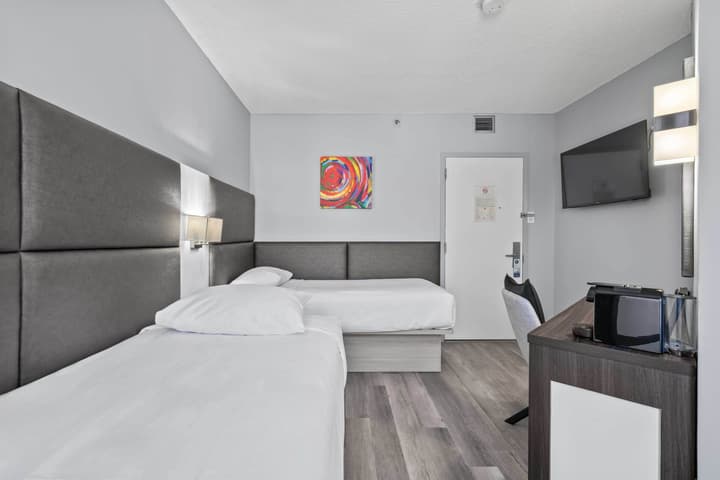 Travelodge Hotel by Wyndham Montreal Centre