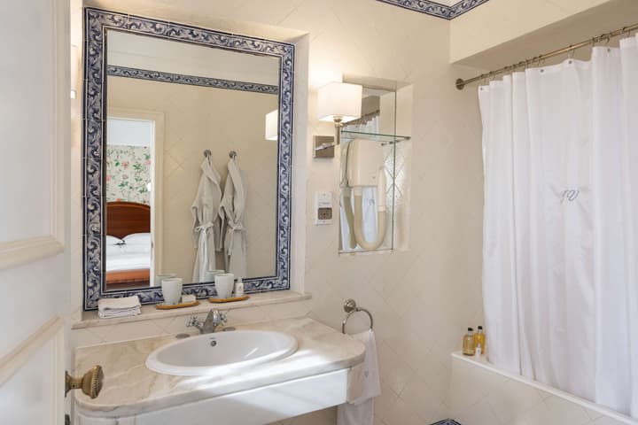 Heritage As Janelas Verdes Inn - Riverside