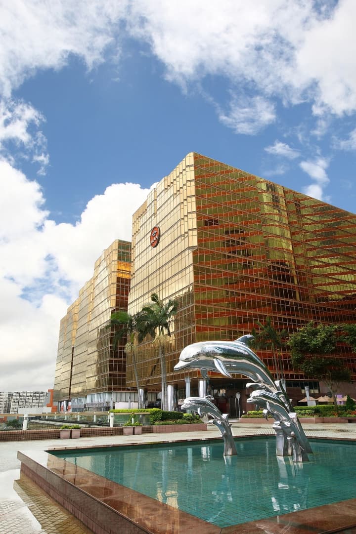 The Royal Pacific Hotel & Towers
