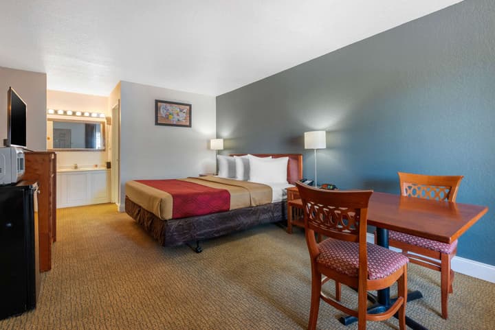 Econo Lodge Airport at RJ Stadium
