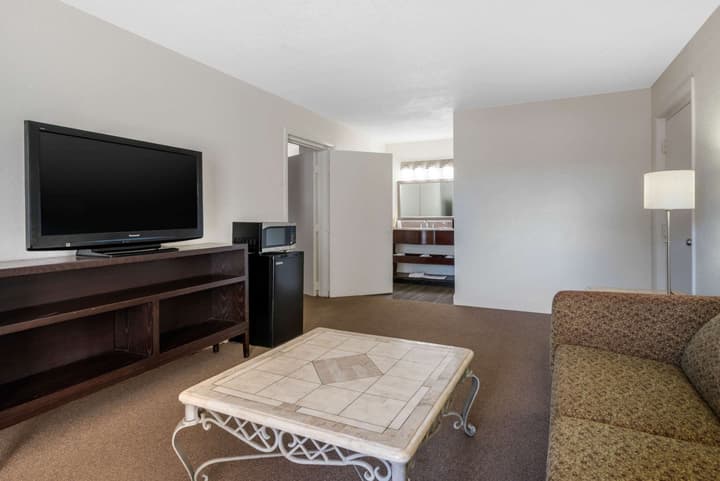 Econo Lodge Airport at RJ Stadium