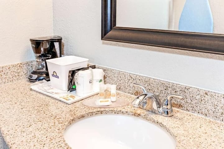 Cabana Inn & Suites
