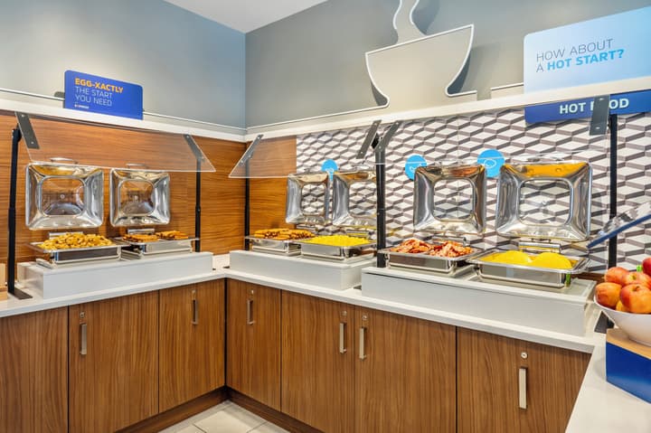 Holiday Inn Express Toronto - Downtown by IHG