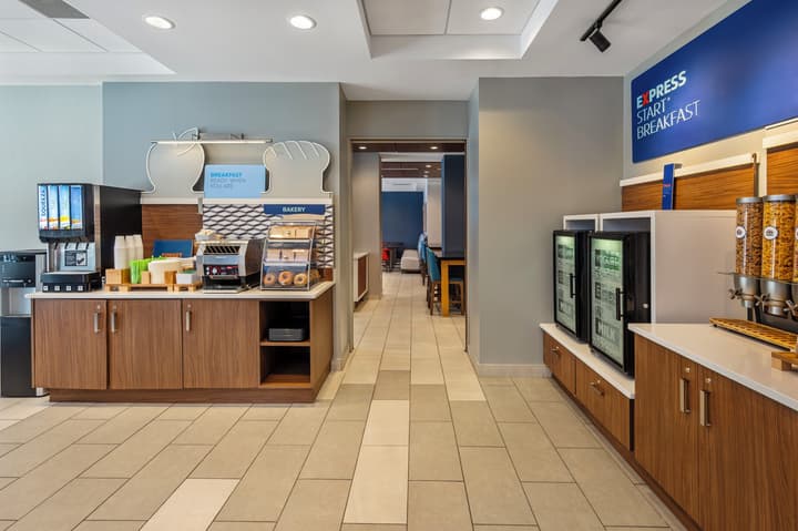 Holiday Inn Express Toronto - Downtown by IHG