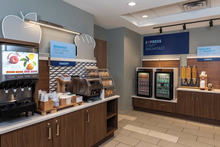 Holiday Inn Express Toronto - Downtown by IHG