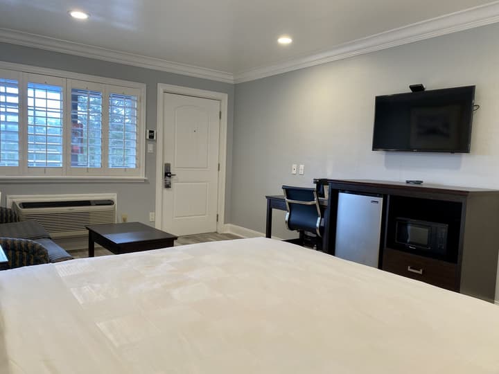 Aura Inn Monterey