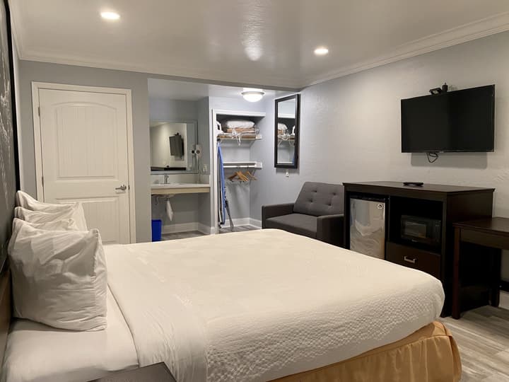Aura Inn Monterey