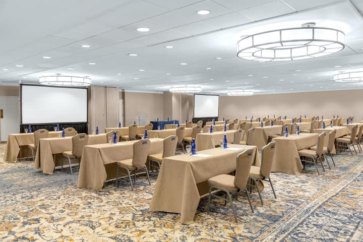 Doubletree by Hilton McLean Tysons