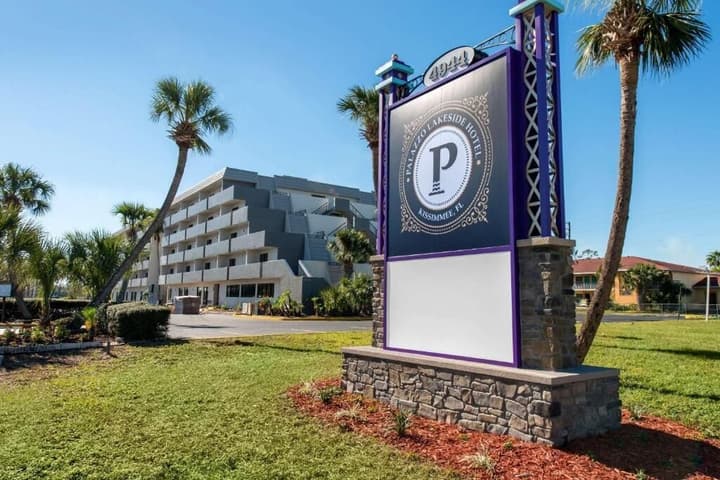 Palazzo Lakeside Hotel