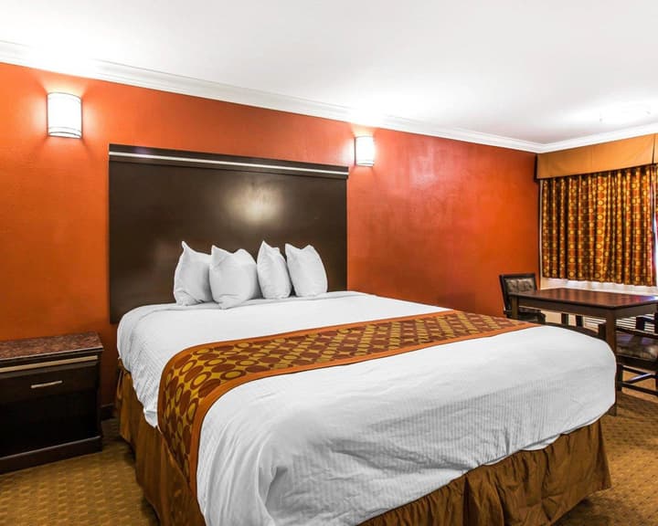 Rodeway Inn & Suites Corona