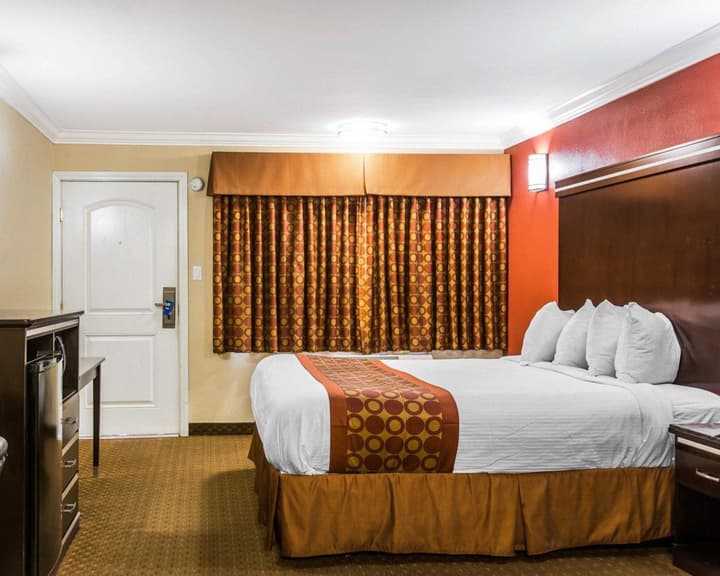Rodeway Inn & Suites Corona