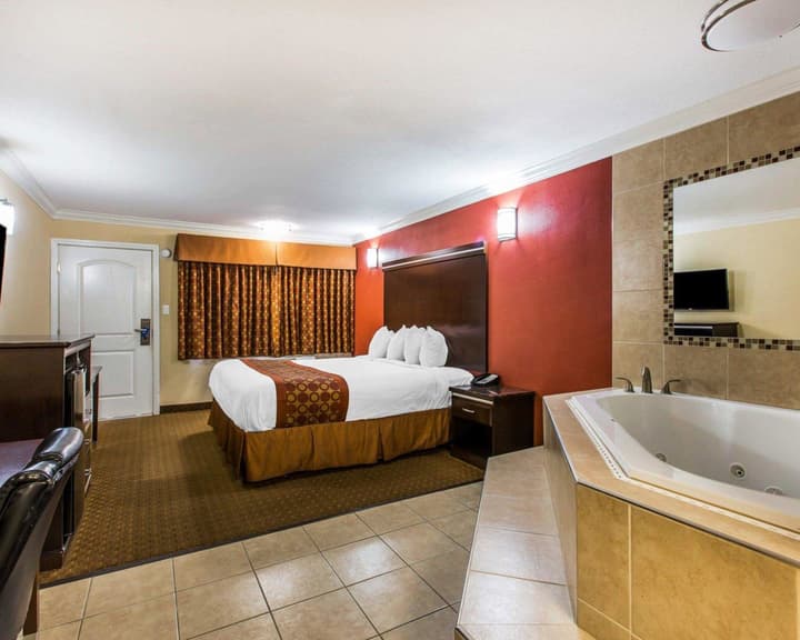 Rodeway Inn & Suites Corona