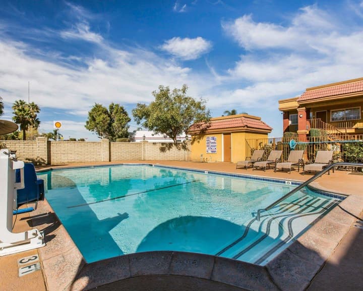 Rodeway Inn & Suites Corona
