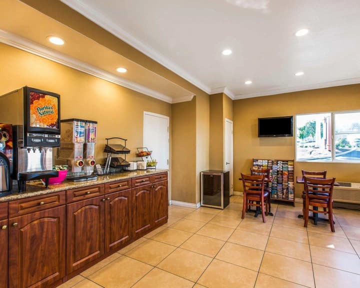 Rodeway Inn & Suites Corona