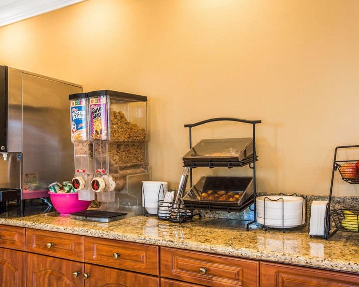 Rodeway Inn & Suites Corona