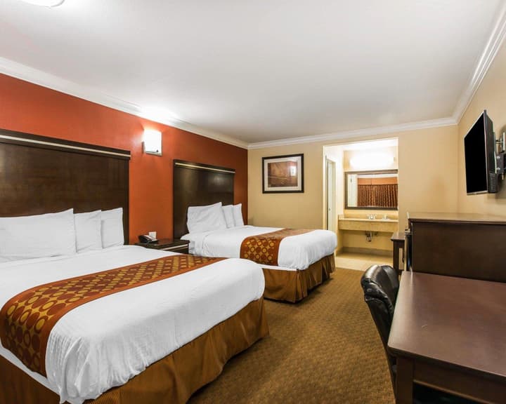 Rodeway Inn & Suites Corona