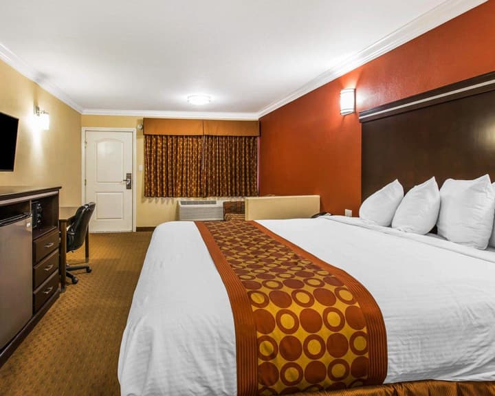 Rodeway Inn & Suites Corona