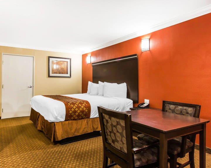 Rodeway Inn & Suites Corona