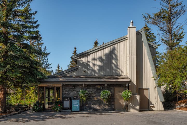 Tunnel Mountain Resort
