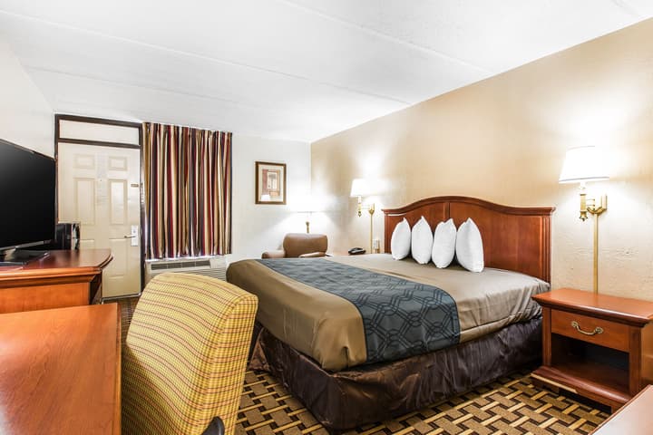 Econo Lodge Savannah Midtown