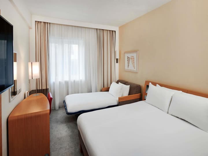 Novotel London West
