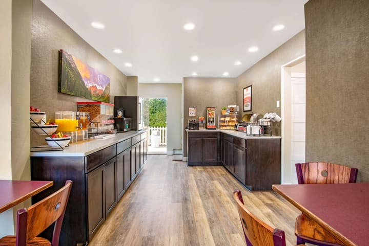Econo Lodge  Inn & Suites Durango