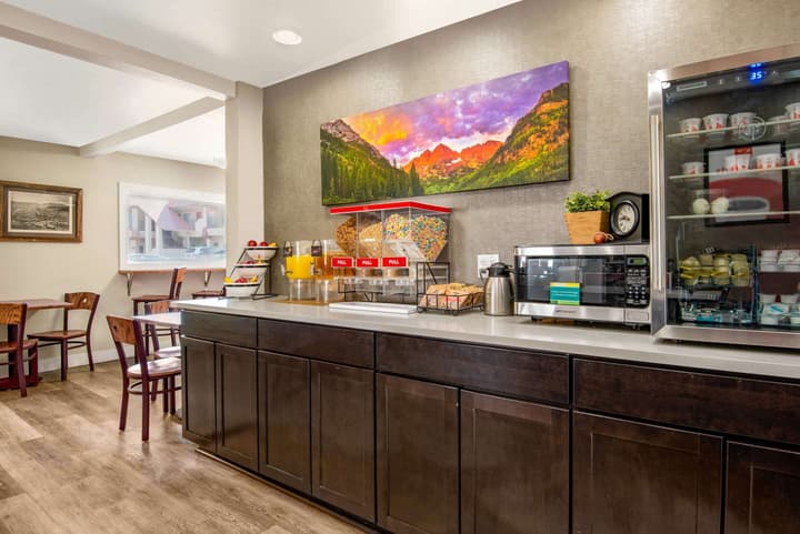 Econo Lodge  Inn & Suites Durango