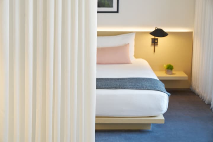 The Chicago Hotel Collection Ambassador Gold Coast