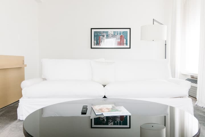 The Chicago Hotel Collection Ambassador Gold Coast