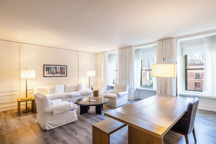 The Chicago Hotel Collection Ambassador Gold Coast