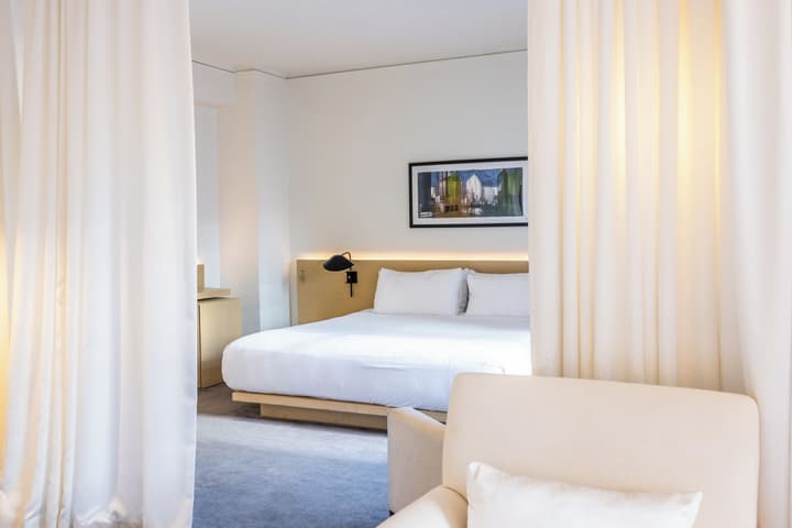 The Chicago Hotel Collection Ambassador Gold Coast