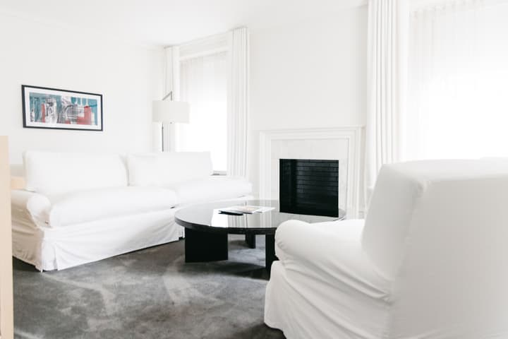The Chicago Hotel Collection Ambassador Gold Coast